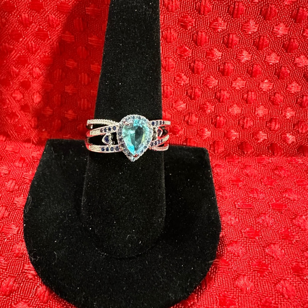 Costume Jewelry Ring. Size 9.